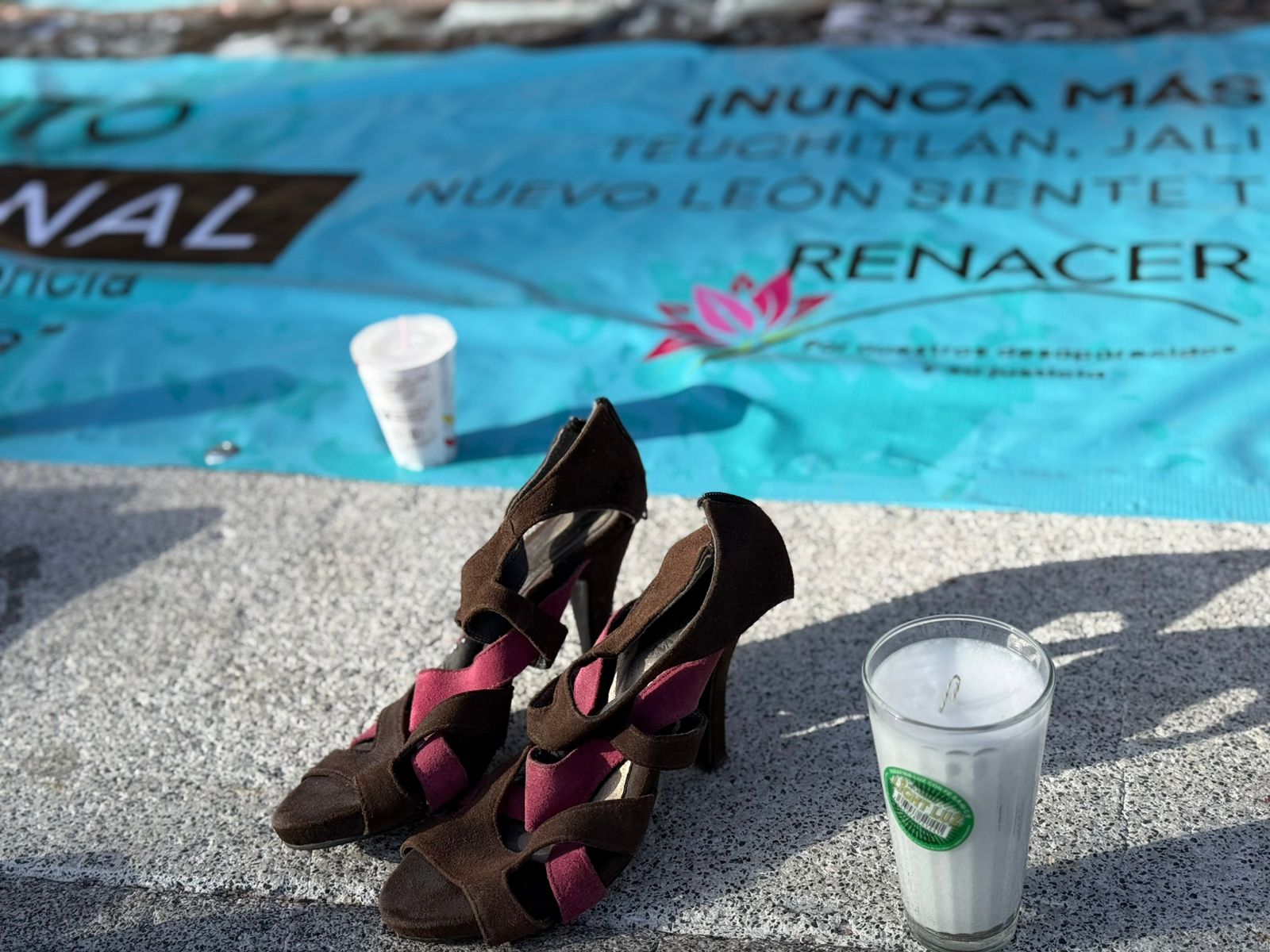 Zapatos y vela como elementos de memoria en una acción pública