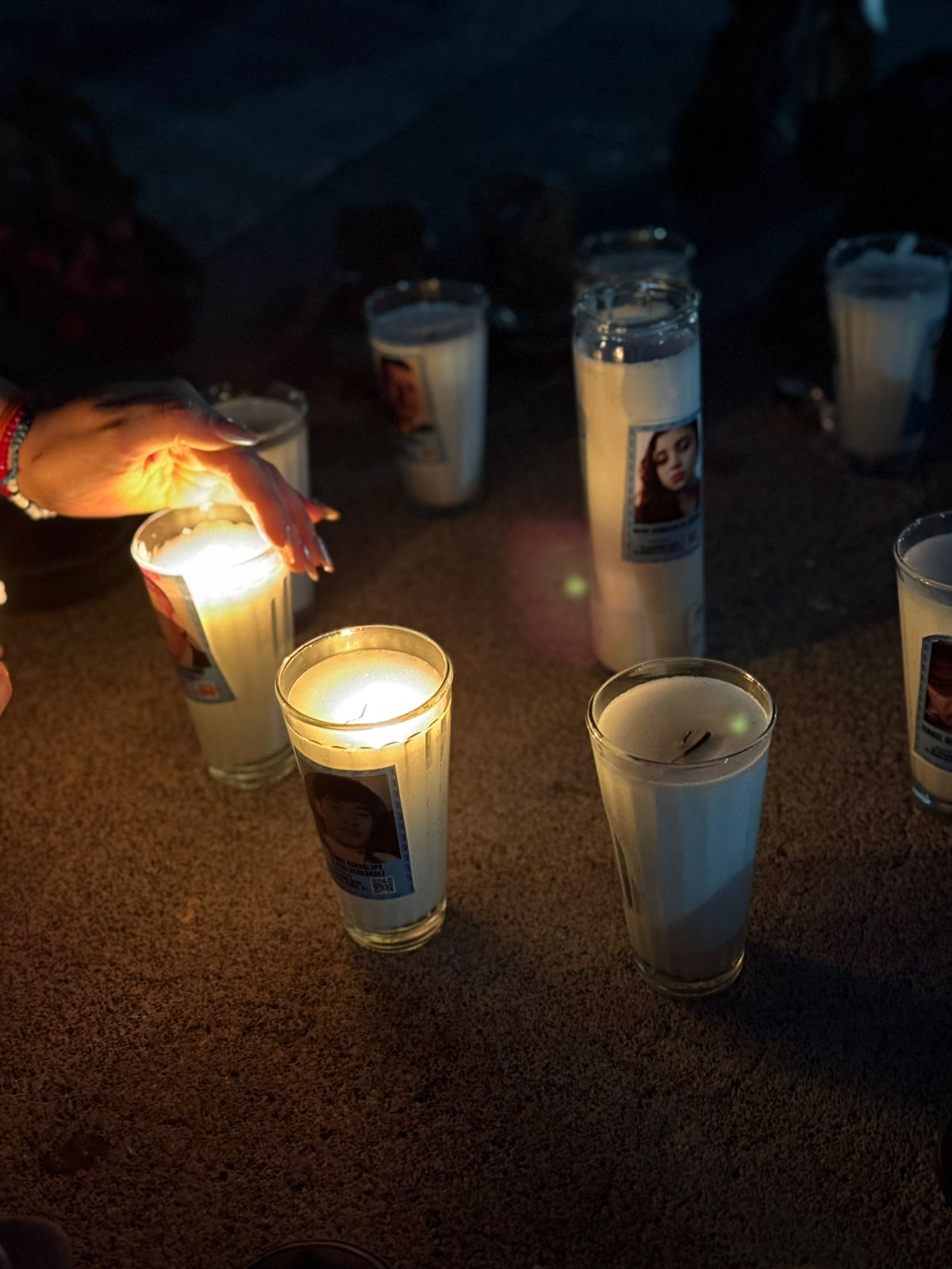Veladoras encendidas en una vigilia colectiva